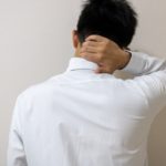 首の痛みでお悩みの男性