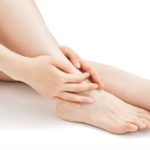 足首の捻挫でお悩みの女性