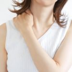 首の痛みでお悩みの女性