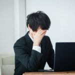 眼精疲労に悩む男性