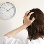 頭痛に悩む女性