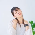 産後の肩こりでお悩みの女性