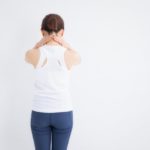 首の痛みでお悩みの女性