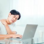 首の痛みでお悩みの男性