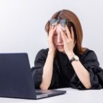 眼精疲労でお悩みの女性