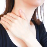 首の痛みでお悩みの女性